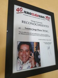 UNOMASUNO-PERIODISMO-Reconocimento-al-locutor-Jorge-Flores-Mayo-2018.jpg
